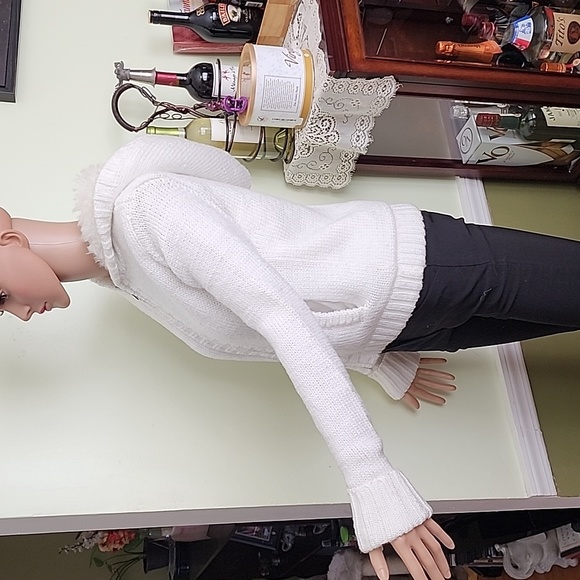 Sweater - Picture 4 of 10